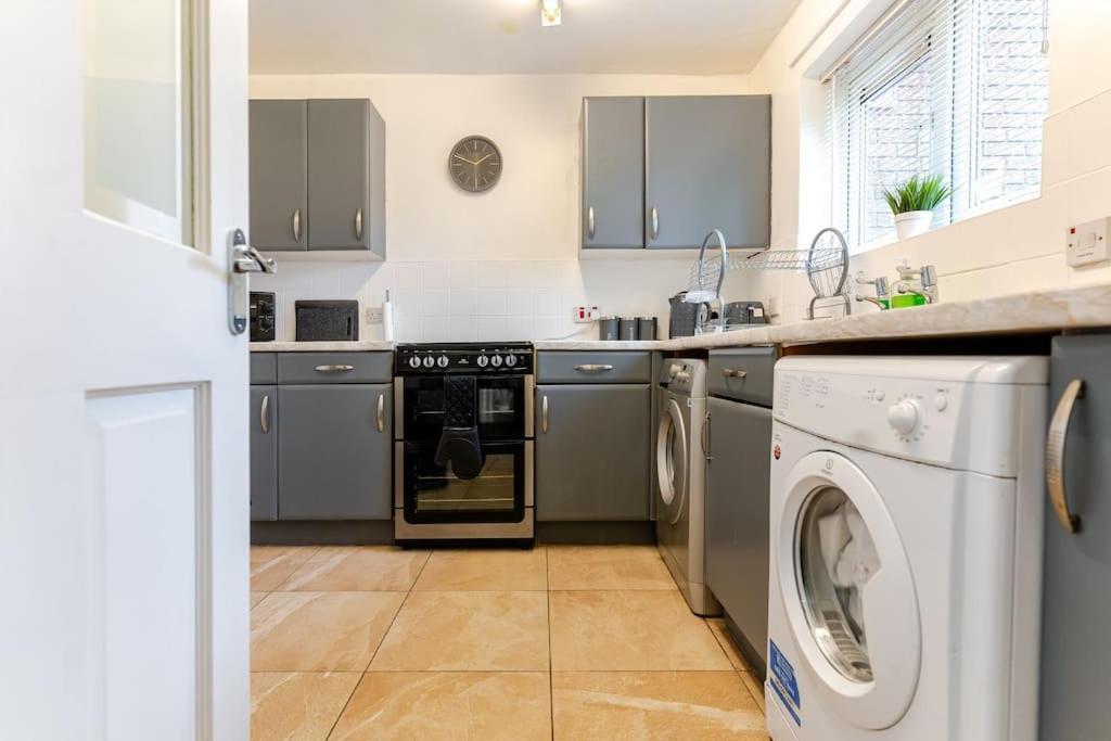 A&s Properties, No Guest Fees, Bank Transfe Deposit Available Apartment *